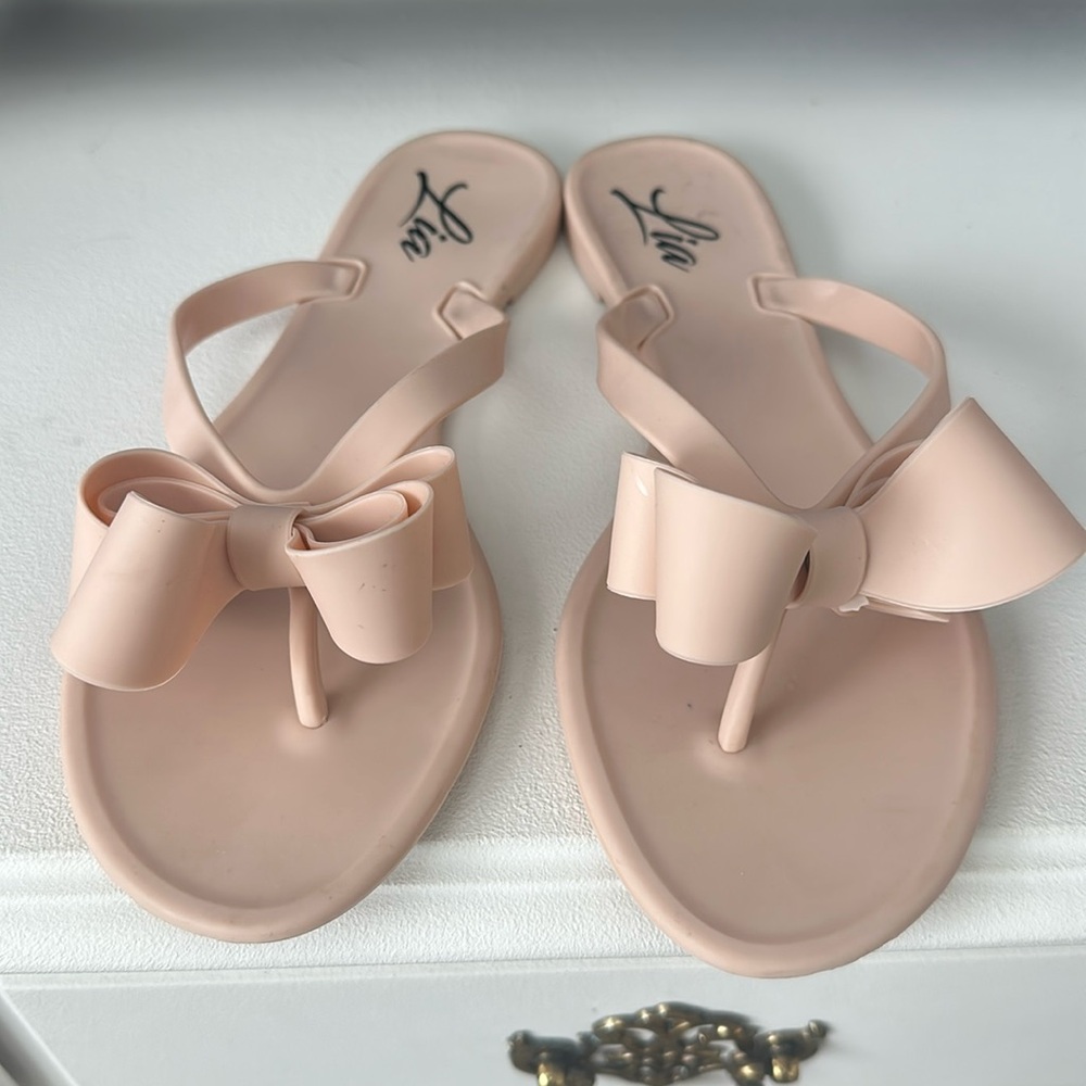 Lia bow flip flops